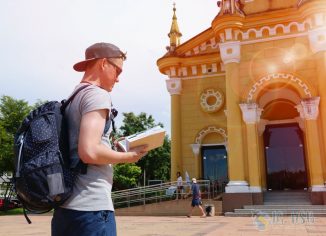 Allgemeiner Respekt Wie man auf Reisen kein abscheulicher Tourist ist 1 326x236 - Allgemeiner Respekt: Wie man auf Reisen kein abscheulicher Tourist ist