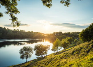 shutterstock 1855297414 326x236 - Im Einklang mit der Natur: Wandern als Auszeit in der Eifel