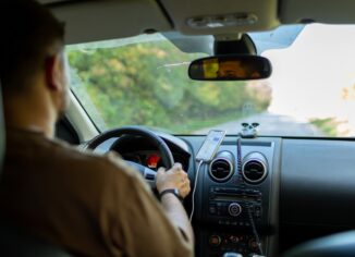 shutterstock 2450470967 326x236 - Lange Fahrten ohne Langeweile – 7 Tipps für eine kurzweilige Reise